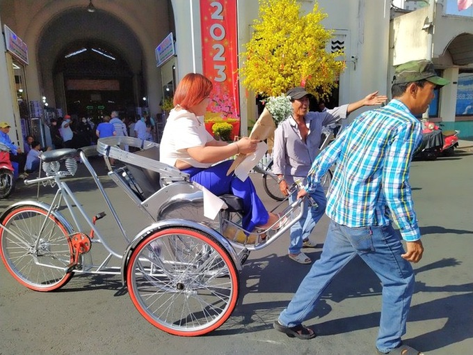 Tourists enjoy cyclo tours in HCM City - 4