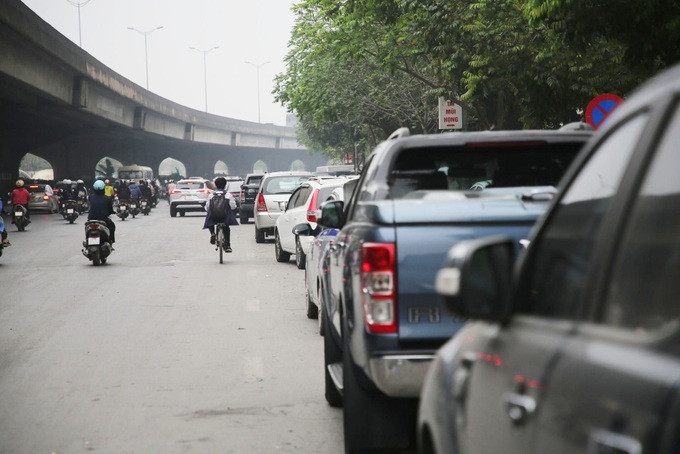 Hanoi car owners fined for double parking - 4 Hanoi car owners fined for double parking - 4