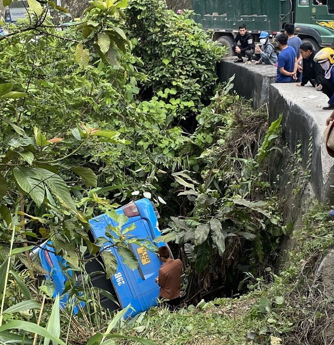 Passenger bus plunges off road in Tam Dao valley - 1