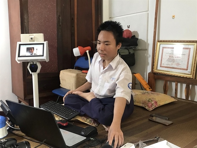 Disabled teenager creates robots that help disabled patients - 1