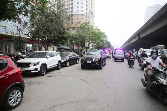 Hanoi car owners fined for double parking - 1 Hanoi car owners fined for double parking - 1
