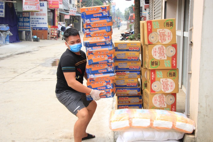 Family members supply food to lockdown Ha Loi Village - 3 Family members supply food to lockdown Ha Loi Village - 3