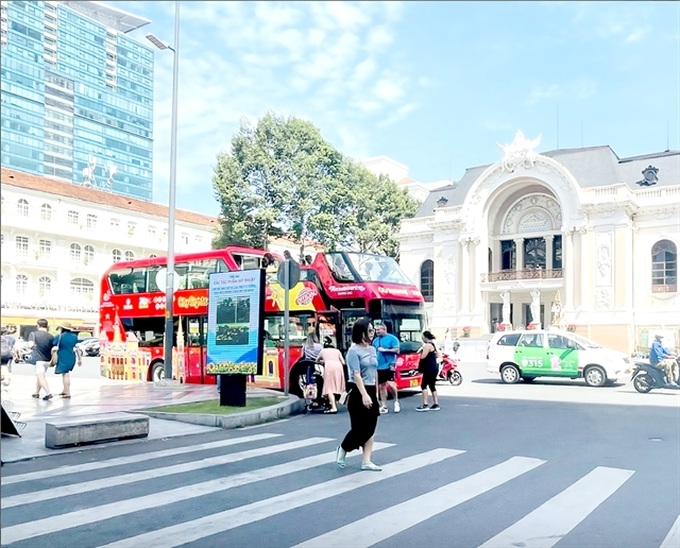 HCM City to expand tourist bus services to District 5, 6, Thủ Đức City - 1
