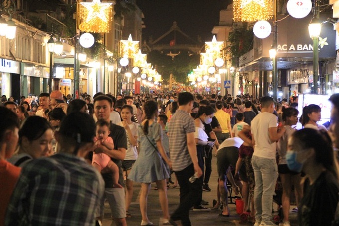 Hoan Kiem pedestrian streets crowded again after being reopened - 2