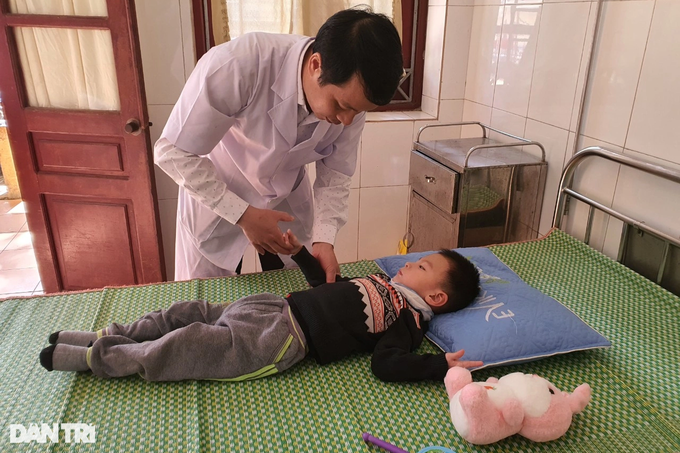 Bac Giang poor woman calls for help to save ill grandchild - 3