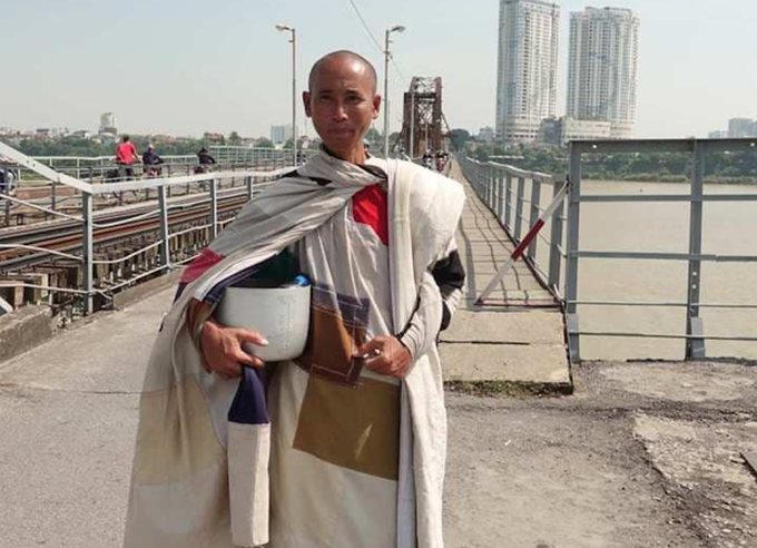 'Begging monk' stops his cross-Vietnam walk following safety worries - 1 'Begging monk' stops his cross-Vietnam walk following safety worries - 1