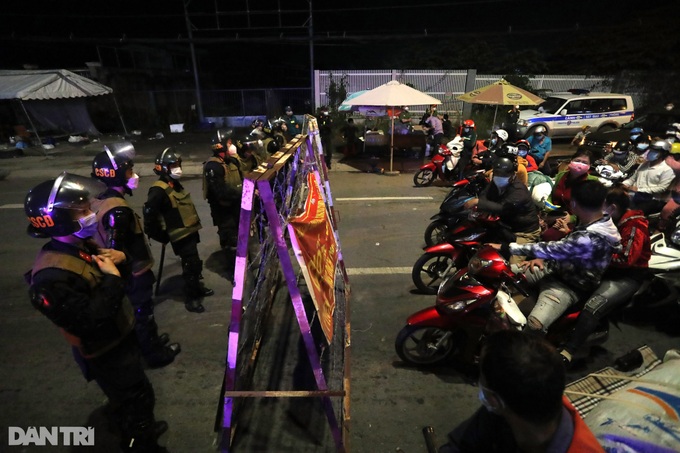HCM City streets face congestion as people try to leave - 3 HCM City streets face congestion as people try to leave - 3