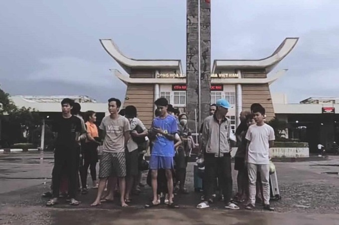 33 Vietnamese fleeing Cambodian casino return home - 2