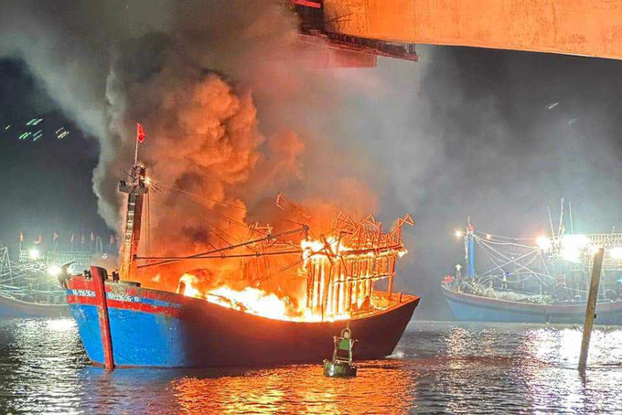 Five fishing boats catch fire in Nghe An - 1 Five fishing boats catch fire in Nghe An - 1
