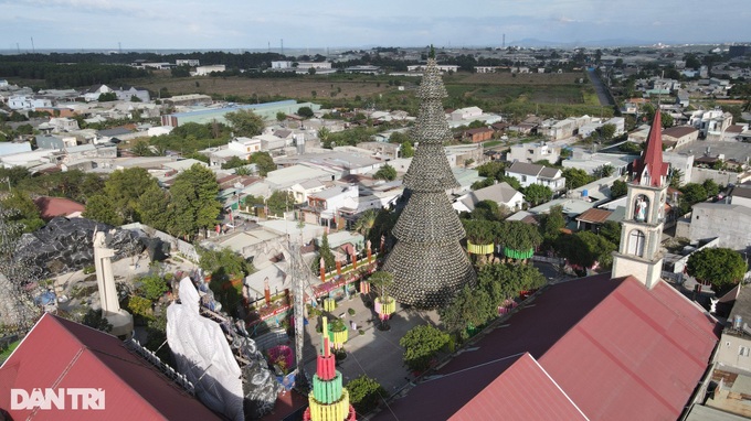 Giant Christmas tree made from thousands of conical hats - 9 Giant Christmas tree made from thousands of conical hats - 9