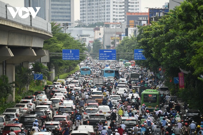 Hanoi streets severely jammed as new school year starts - 1