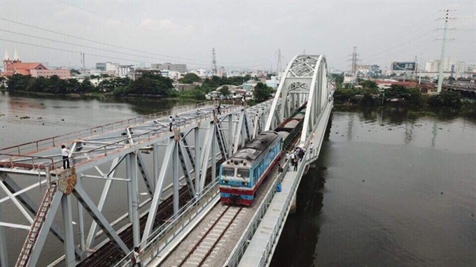 New bridge in HCM City crossing Sài Gòn River opens to train traffic - 1