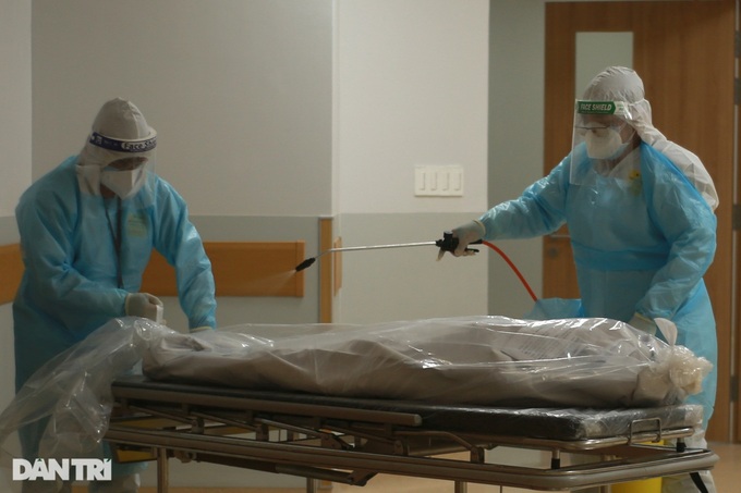 Doctors battle to save the most serious Covid-19 patients in HCM City - 4