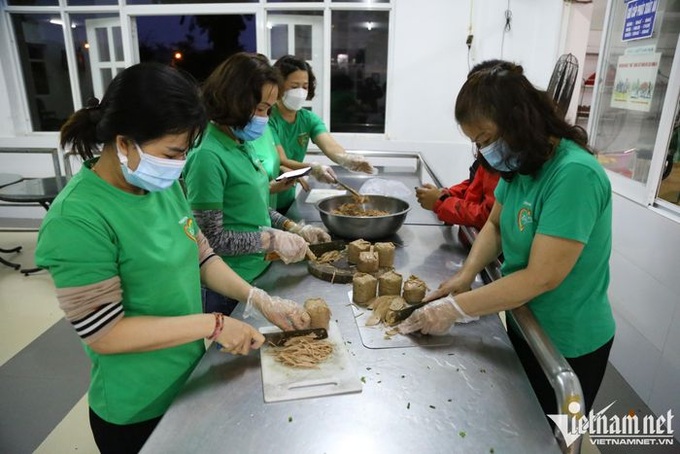 Danang charity club offer free meals for poor patients - 1 Danang charity club offer free meals for poor patients - 1