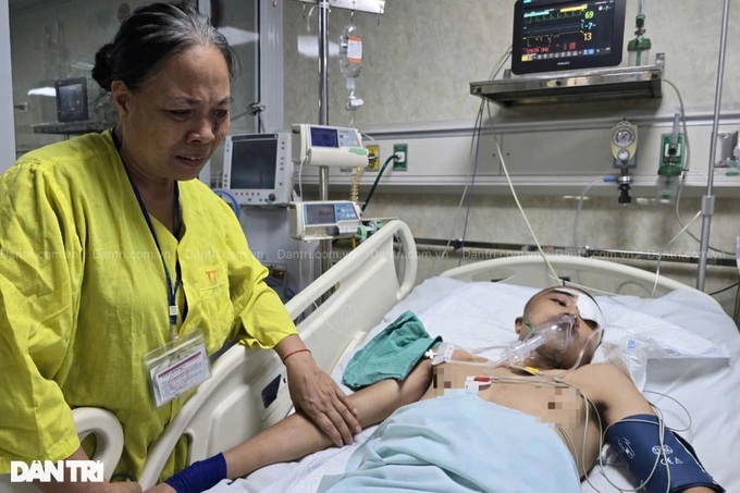 Woman in Thanh Hoa seeks help to save son and husband - 1