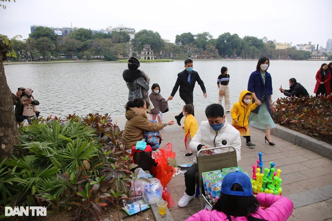 Hoan Kiem Lake draws big crowds on first day of Lunar New Year - 6 Hoan Kiem Lake draws big crowds on first day of Lunar New Year - 6