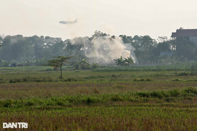Straw-burning plagues flights at Hanoi airport - 9