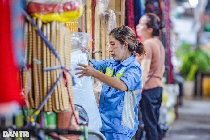 Hanoi traditional markets suffer fall in sales - 12