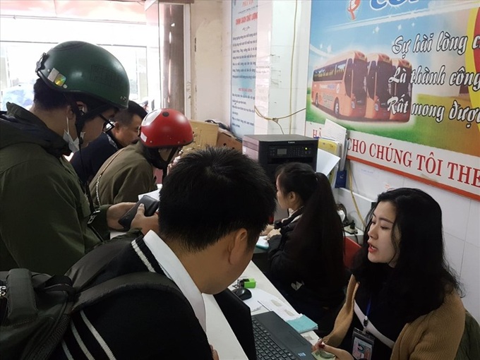 People rush to buy Tet coach tickets - 1