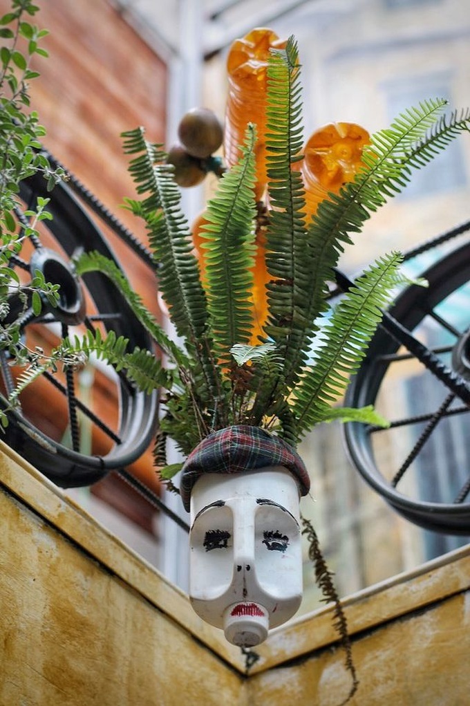 Hanoi coffee shop decorated with recycled items - 4 Hanoi coffee shop decorated with recycled items - 4