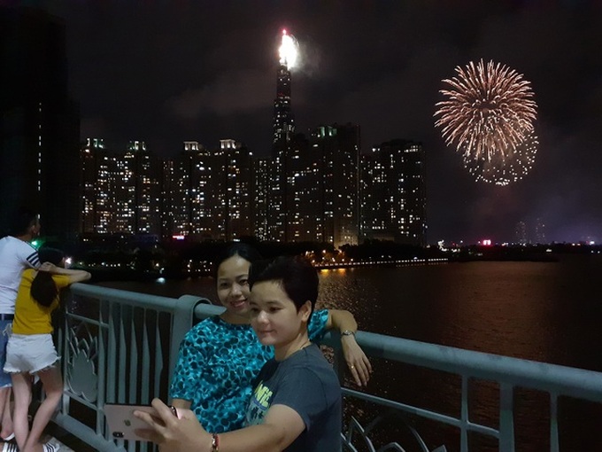 Fireworks light up HCM City sky on National Day - 3