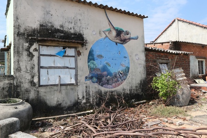 Disrepair costs mural fishing village tourists - 2