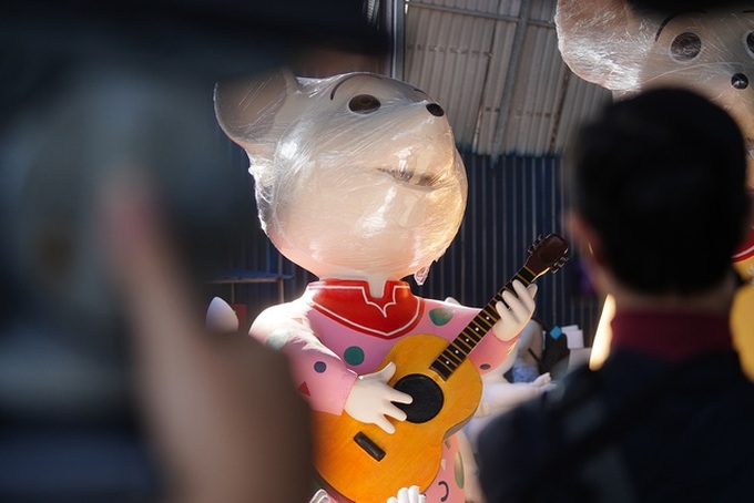 HCM City preparing for Tet flower street - 4