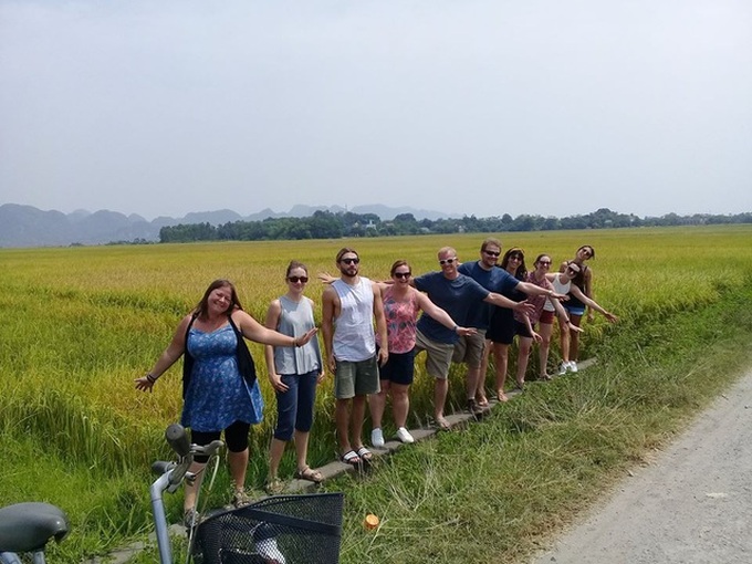 Foreign tourists experience farming life in Trang An - 1 Foreign tourists experience farming life in Trang An - 1