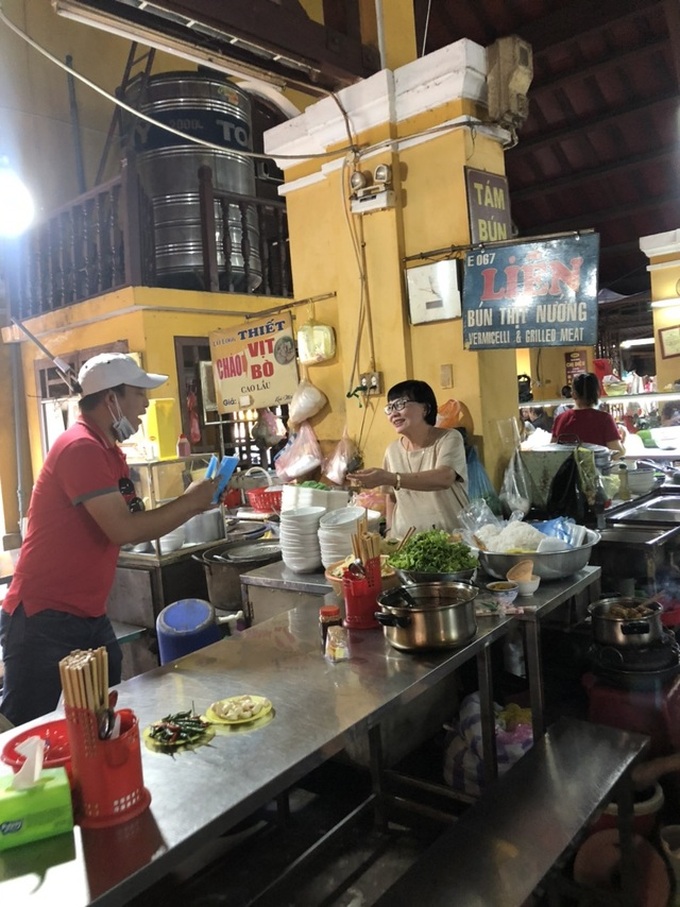 Cafe owner wanders Hoi An to hand out free masks - 3