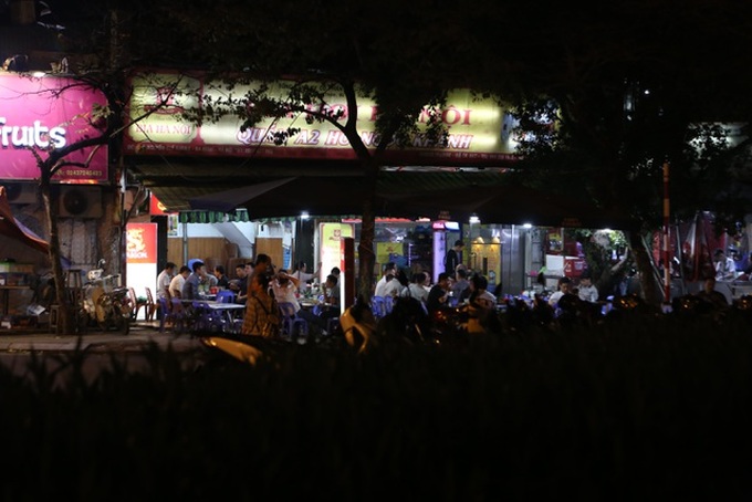 Many restaurants in Hanoi still open despite ban due to Covid-19 spread - 5