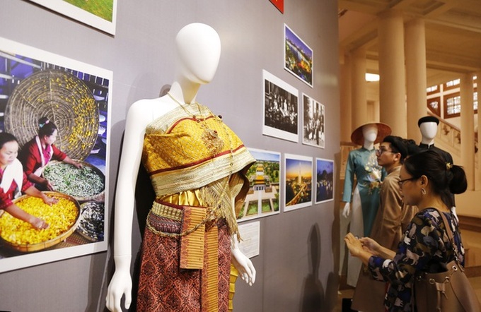 ASEAN traditional costumes displayed at Hanoi exhibition - 3