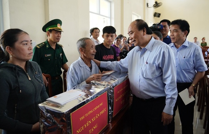 PM Phuc visits flood victims in central provinces - 1