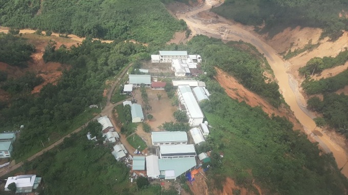 Helicopters bring goods to isolated households in Quang Nam - 3