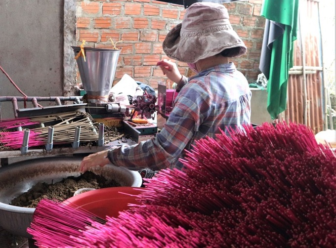 Quang Nam’s incense making village busy ahead of Tet - 4 Quang Nam’s incense making village busy ahead of Tet - 4