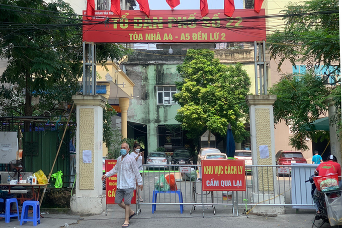 Hanoi apartment buildings locked down due to Covid-19 infections - 1