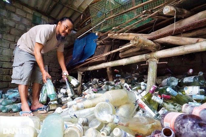 Hoi An man uses recycles bottles to decorate house - 3