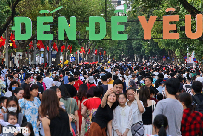 Hanoi pedestrian streets crowded again - 3