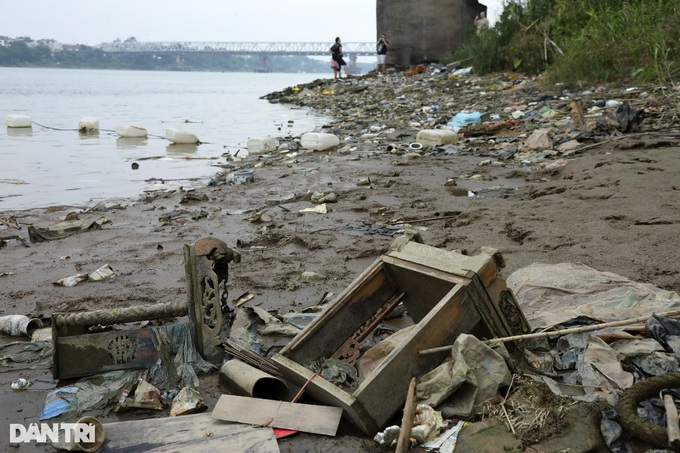 Hanoi lake and river polluted by waste - 2 Hanoi lake and river polluted by waste - 2