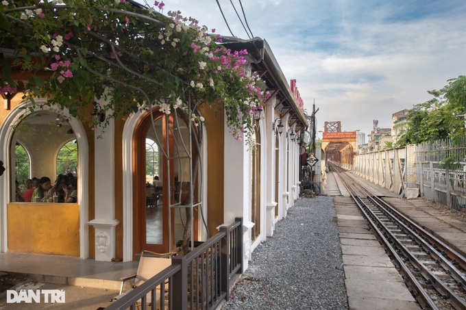 Hanoi coffee shop offers views of passing trains - 2