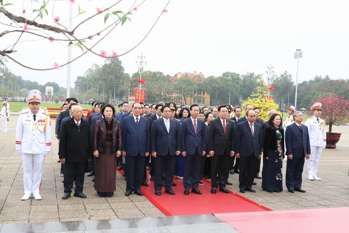 Party and State leaders pay tribute to President Ho Chi Minh ahead of Tet - 2 Party and State leaders pay tribute to President Ho Chi Minh ahead of Tet - 2