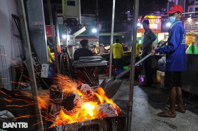 Grilled snakehead fish street busy for God of Wealth Day - 2