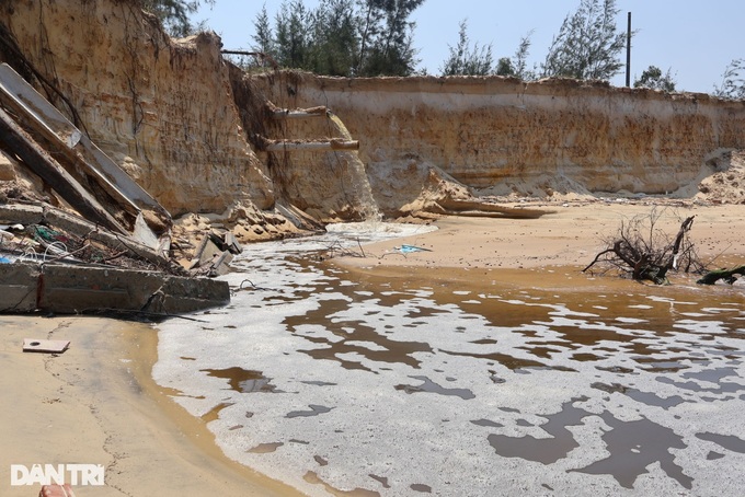 Erosion sweeps away dozens of houses in Quang Nam - 2