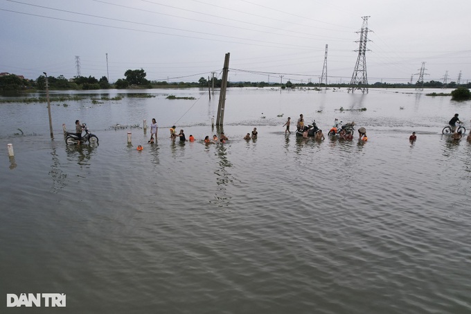 Hanoi village isolated by flooding - 4 Hanoi village isolated by flooding - 4