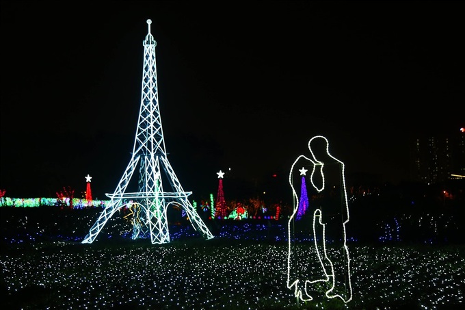 New lighting system installed at Hanoi park - 7