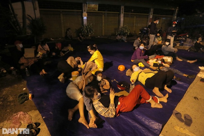HCM City streets face congestion as people try to leave - 10 HCM City streets face congestion as people try to leave - 10