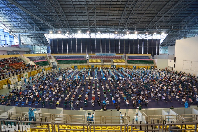Thousands receive first vaccinations in Ho Chi Minh City - 1