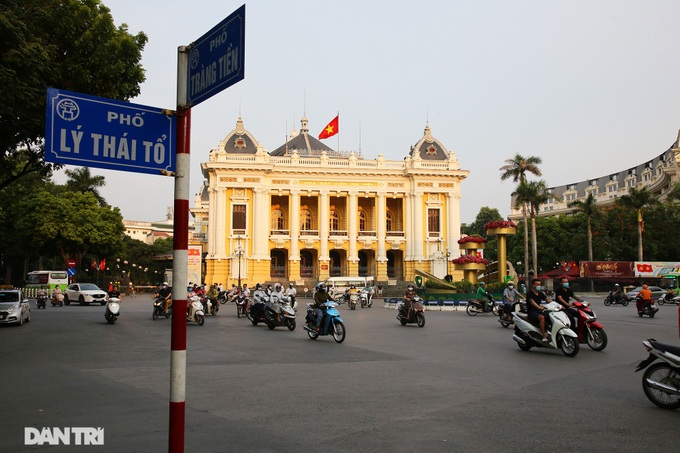 Red flags cover Hanoi streets on National Day - 7