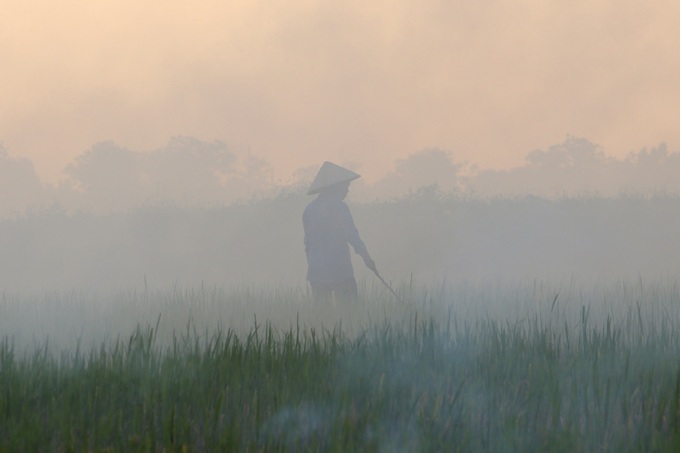 Hanoi covered in straw smoke - 4