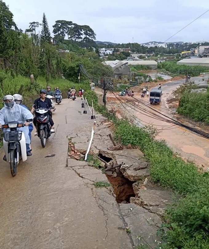 Heavy rain causes severe landslides in Dalat, tourists evacuated - 5 Heavy rain causes severe landslides in Dalat, tourists evacuated - 5