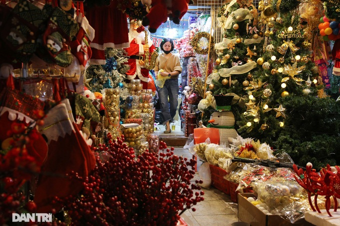 Early Christmas atmosphere on Hanoi streets - 5